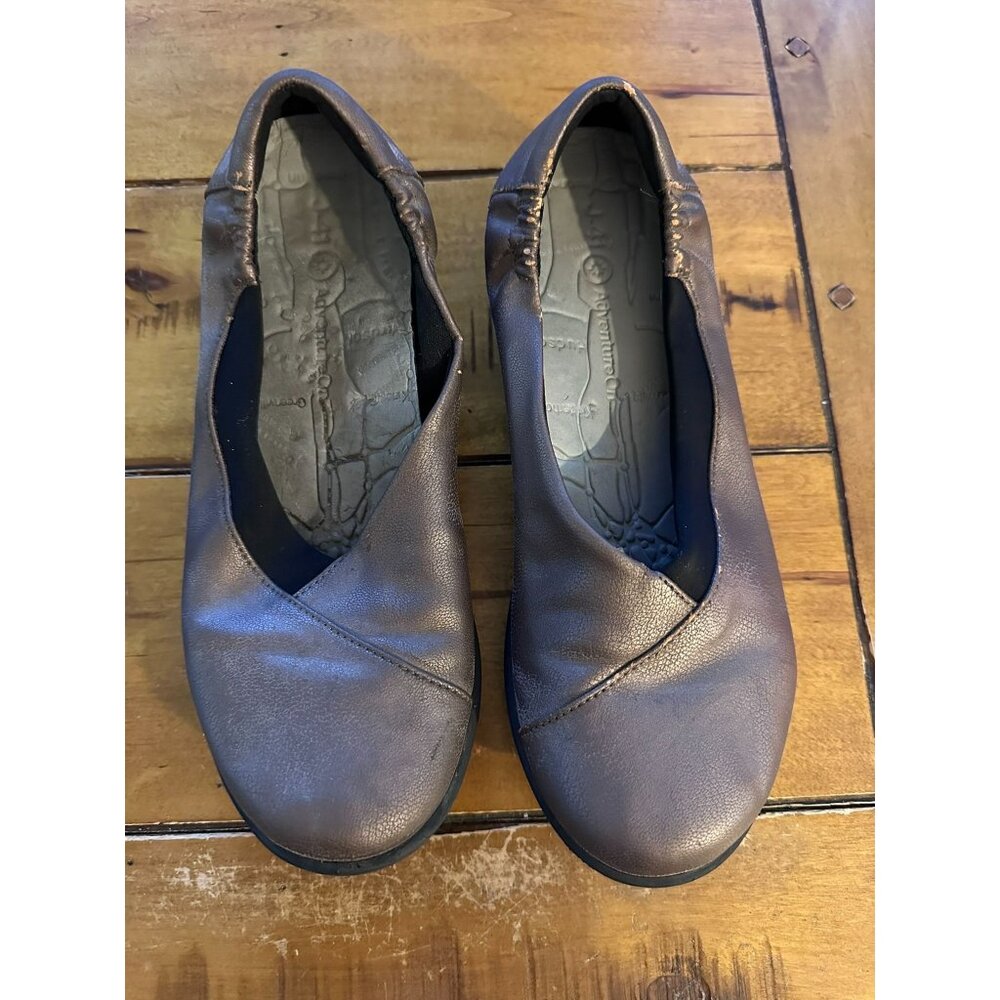 Clarks Womens Metallic Bronze Slip-On Shoes Size 6.5 Comfortable Rubber Sole Cas